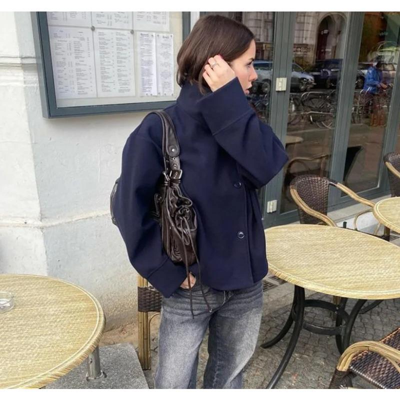 Женская короткая шерстяная куртка с воротником-стойкой на одной пуговице, подчеркивающая темперамент