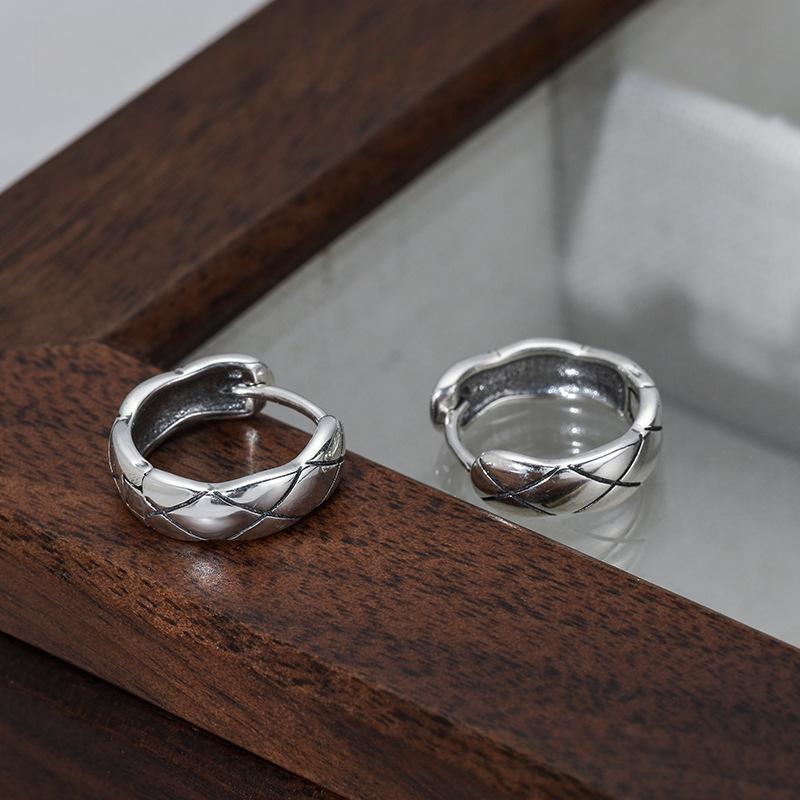 Korean Version of Simple Diamond Pattern Ear Buckles, Old Small Fragrant Style Earrings Ins Temperament Earrings, Women's Models