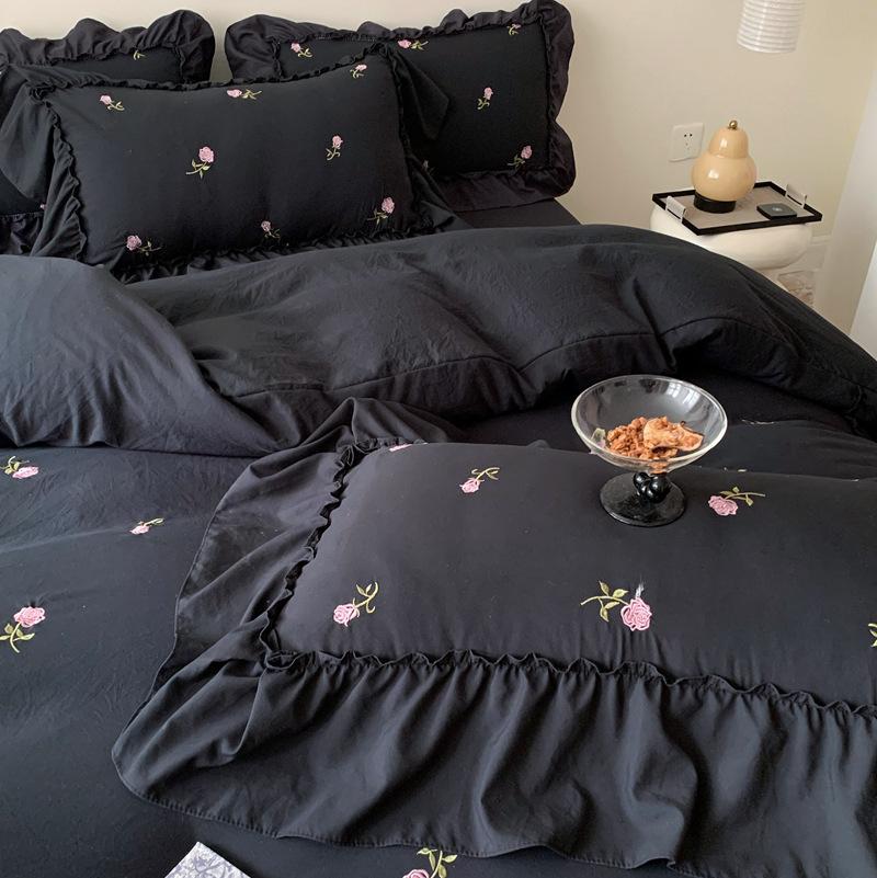 Комплект из четырех предметов из мягкого французского мытого хлопка с вышитыми оборками по краям, пододеяльник, простыня