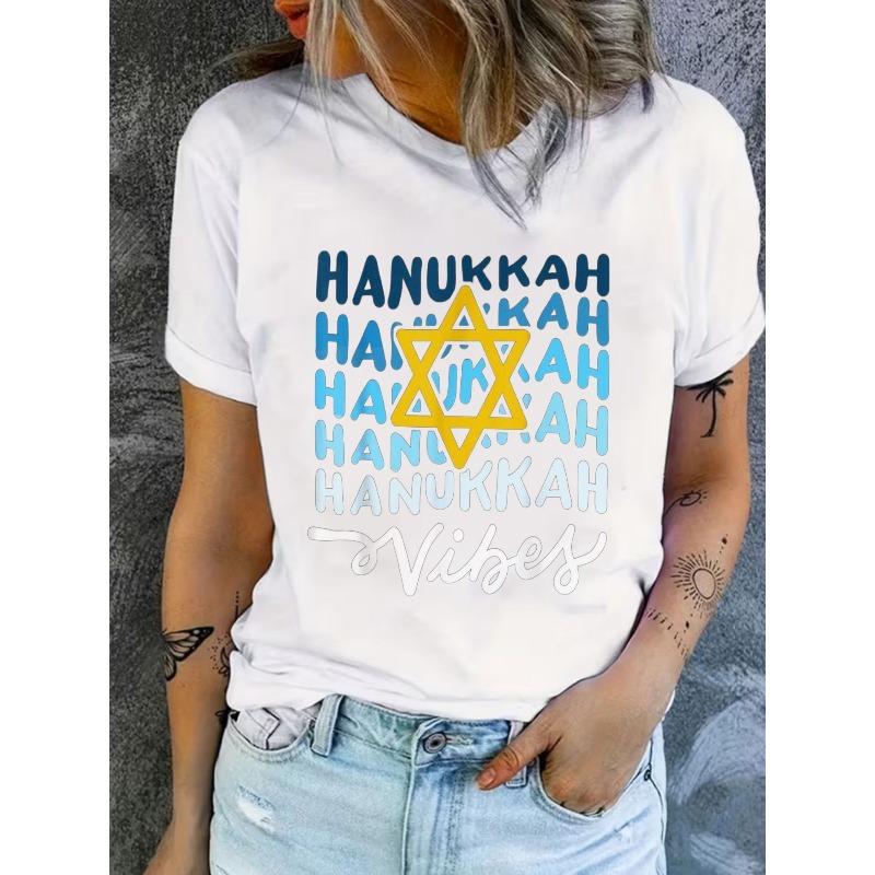 Европейский размер Hanukkah Vibes Звезда Давида Напечатанная Хлопковая Футболка, Повторяющийся 'HANUKKAH' Синий Текст, Белый Курсив 'Vibes' Женская Повседневная С коротким Рукавом
