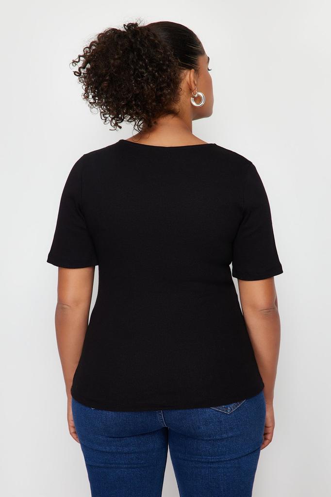 Женская трикотажная блузка больших размеров в рубчик с деталями черного цвета
