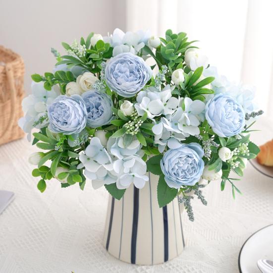 Полезное растение в горшке, имитирующее легкий вес и легкий уход.