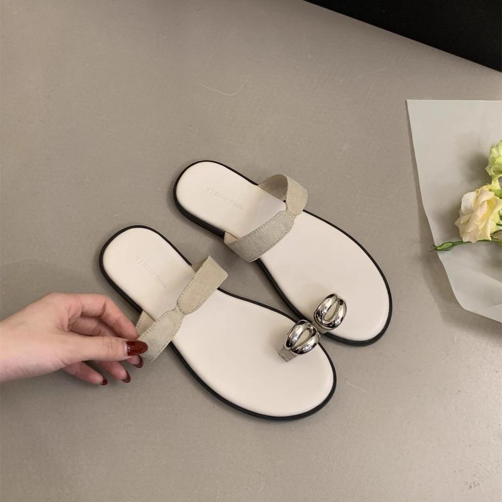 Нишевые металлические шлепанцы с перемычкой для женщин, летняя новинка, корейские простые повседневные сандалии на плоской подошве, пляжная обувь для приморского отдыха
