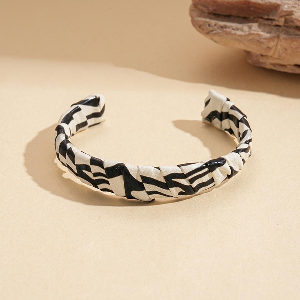 Sexy Leopard Print Cuff Bangles for Women 2025 Trendy Classic Leather Zebra Print Bracelet Wedding Pendant Jewelry Gift