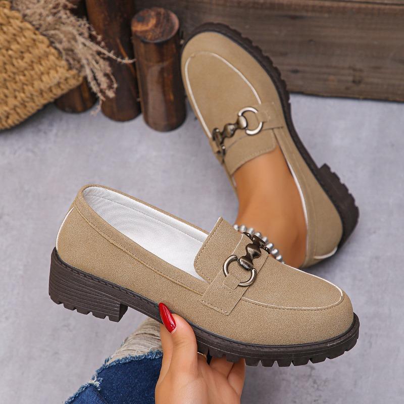 Женские лоферы широкой полноты с цепочкой - Платформенные слипоны на плоской подошве для весны, Низкие туфли в британском стиле