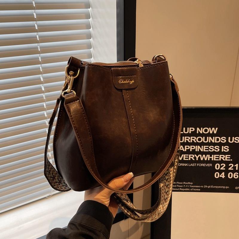 Сумка женская 2024 года, новая модная осенне-зимняя универсальная сумка-ведро для поездок на работу, премиальная текстурированная сумка через плечо