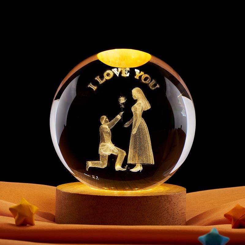 Ночник-шар - Серия «Влюбленные»: Резной настольный орнамент, подарок для пар, маленький белый кристалл