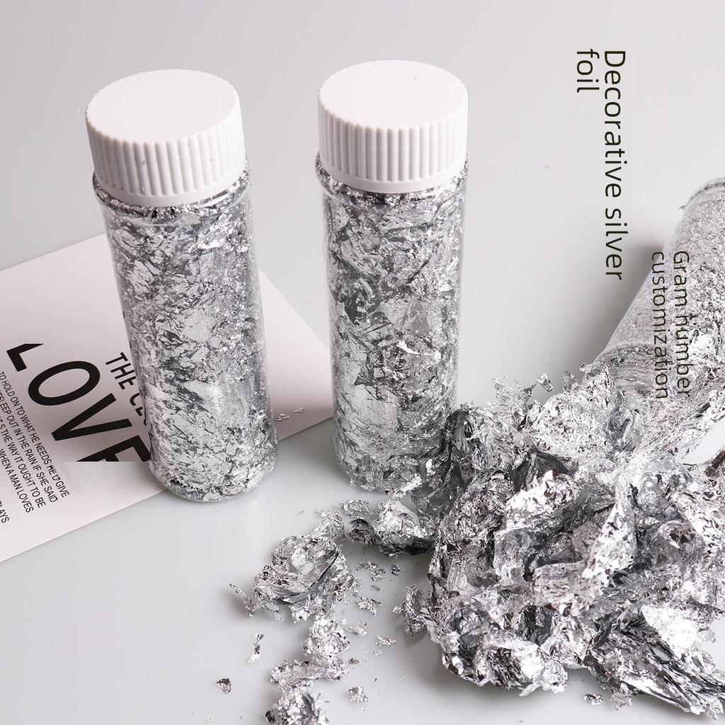 Фрагменты золотой, серебряной, медной и алюминиевой фольги для нейл-арта и декора