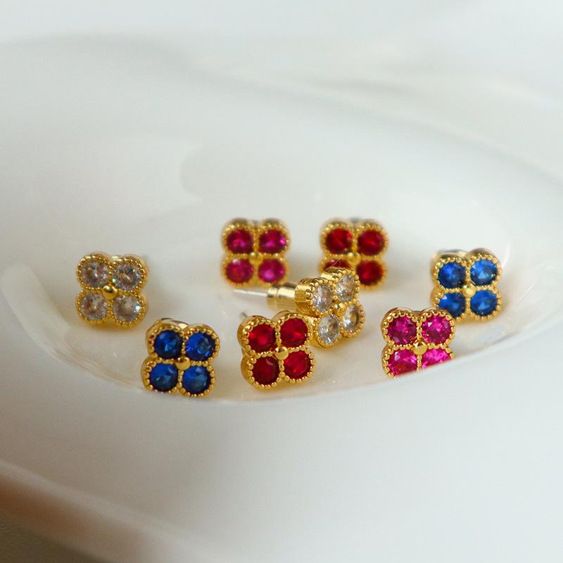 Элегантные серьги-клевер из цветного циркона – Роскошный миниатюрный дизайн для универсальной носки