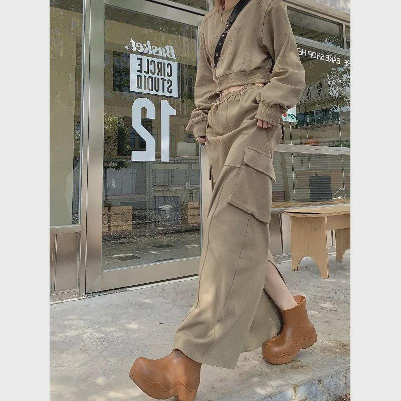 Женский ретро-костюм из двух частей: топ с длинными рукавами и юбкой с принтом - мода осени 2025 года