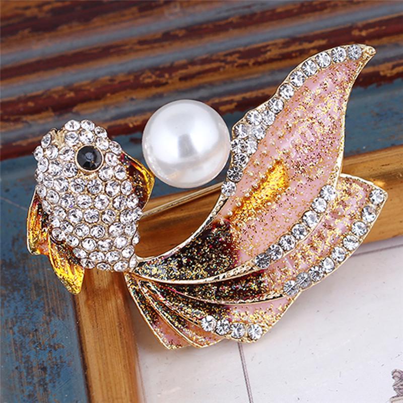 Элегантная брошь золотая рыбка покрытая эмалью с кристаллами и жемчужиной