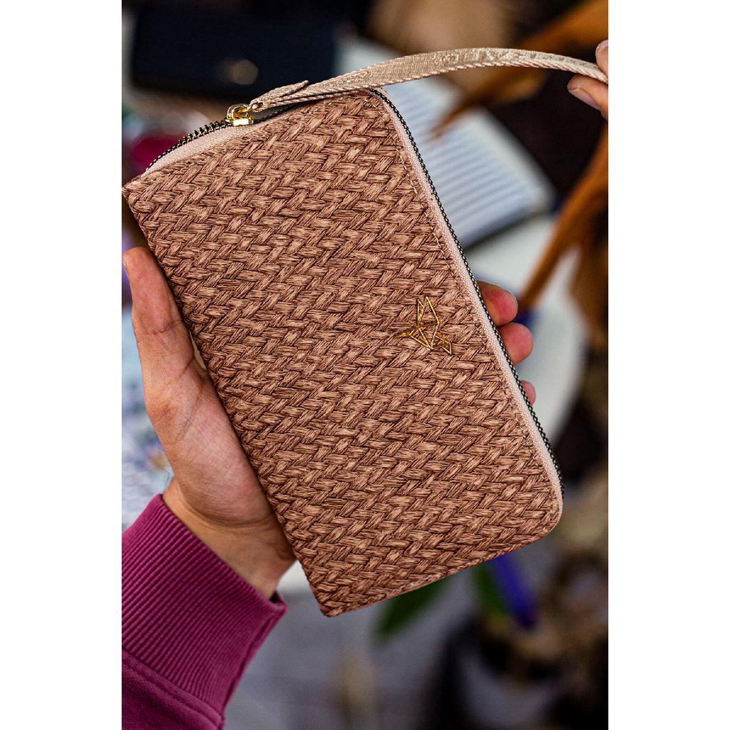 Tilburg Кошелек-портфель с ручкой на запястье и соломенным узором сливово-фиолетового цвета с большим количеством визитниц