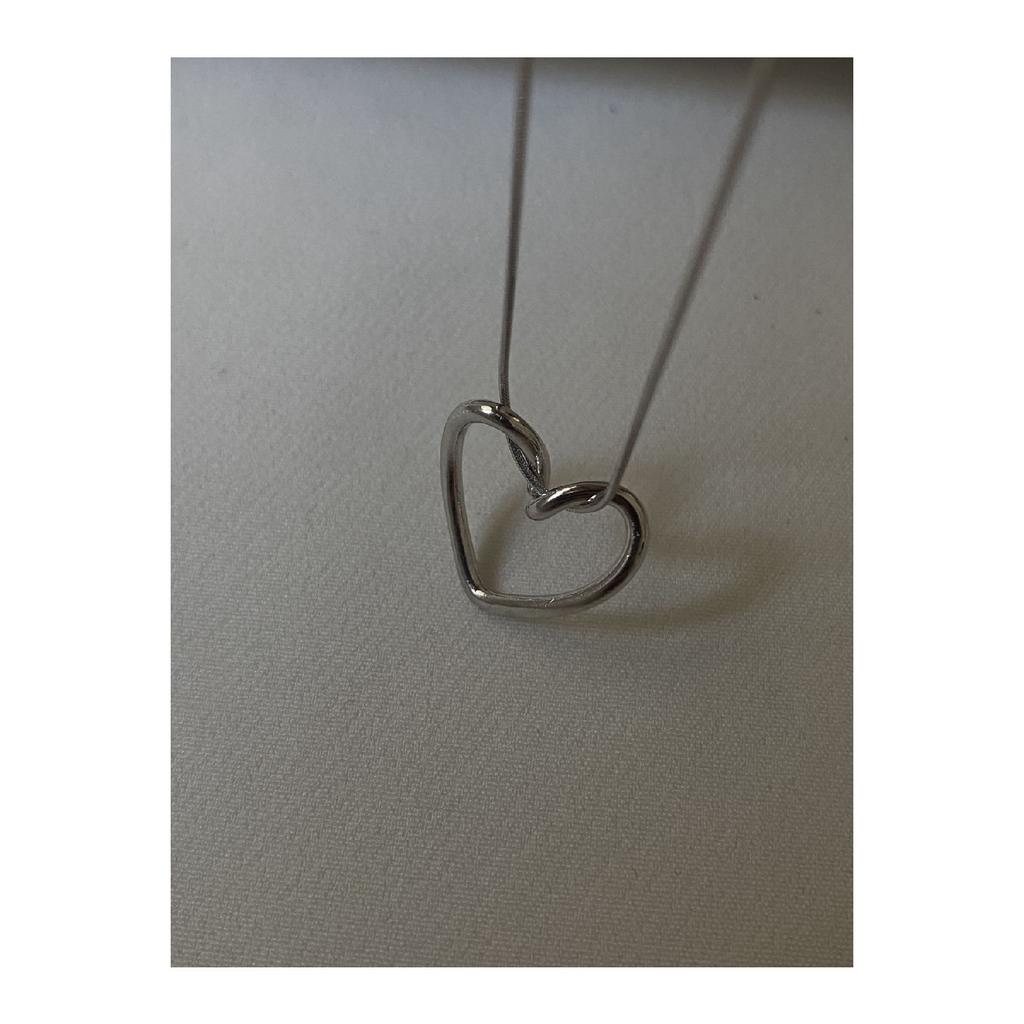 Ожерелье с узлом в виде сердца серебряного цвета