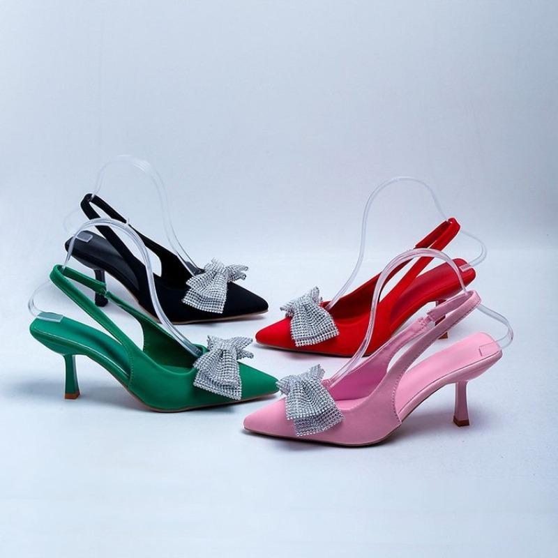 Элегантные французские босоножки на высоком каблуке с острым носком, неглубокой бабочкой, украшенные стразами, с ремешком сзади, открытой пяткой и носком-кемпером