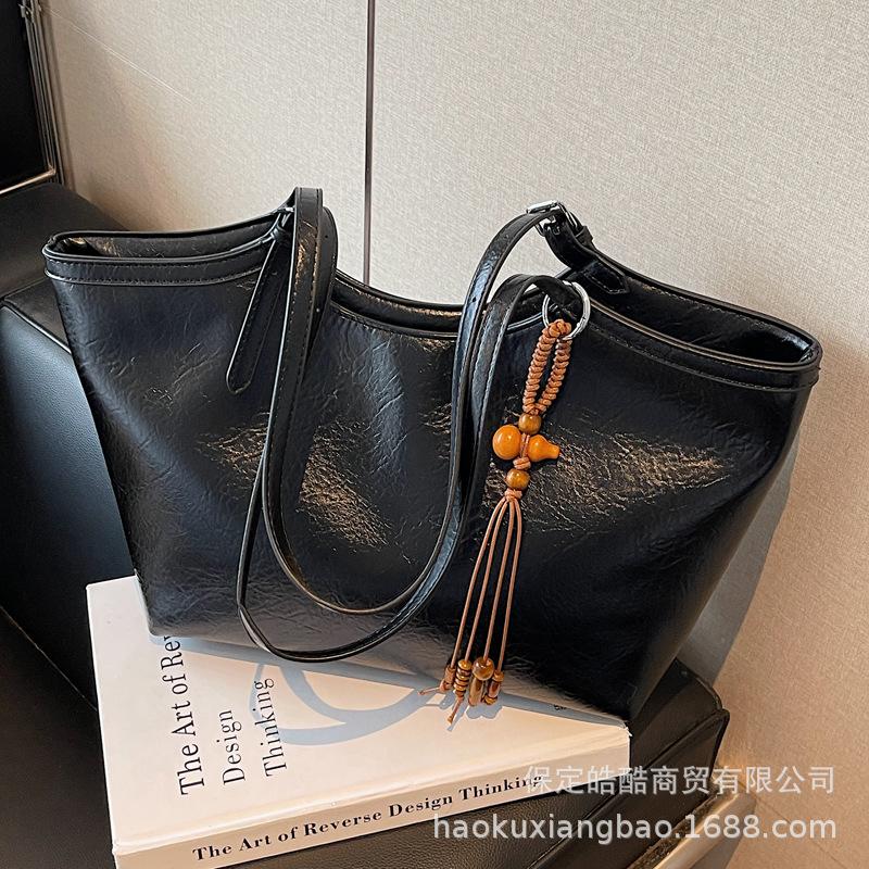 Ретро сумка женская большой вместимости 2025 новая осень и зима универсальная простая наплечная сумка текстурная сумка-тоут для поездок