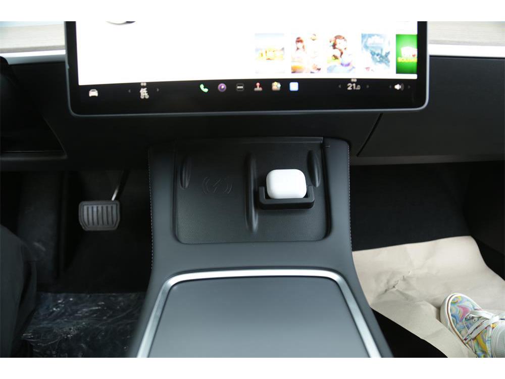 Беспроводная зарядная панель для Tesla Model 3/Y 2021-2022 с дополнительными Bluetooth-наушниками