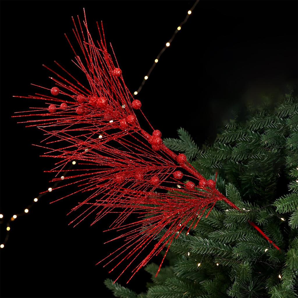 Большие ветки рождественской ели, украшения для рождественского венка, елочные игрушки, искусственные блестящие ветки.