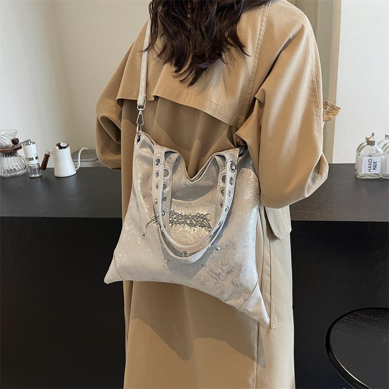 Нишевый дизайн темный ветер Spice girl ручная сумка-хобо с заклепками 2025 новая большая вместимость на плечо кроссбоди сумка-тоут