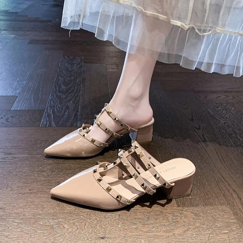 Женские кожаные туфли на среднем каблуке, гальванизированные золотые устойчивые шлепанцы с острым носком, заклепки, шипы, модные