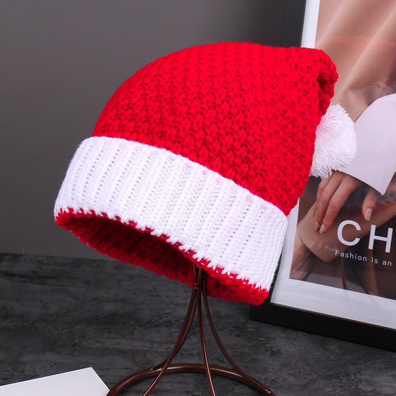 Праздничная красная вязаная шапка-бини с разноцветными помпонами для семейного рождественского подарка