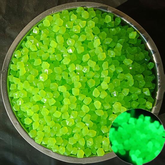 200Pcs Luminous Pebble Beautiful Good Glowing Effect Durable Glow In Dark Rhombus Artificial Stone