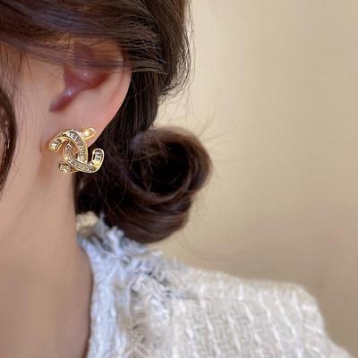 Элегантные серьги-пусеты из стерлингового серебра с паве из цирконов в форме двойного креста C, геометрические