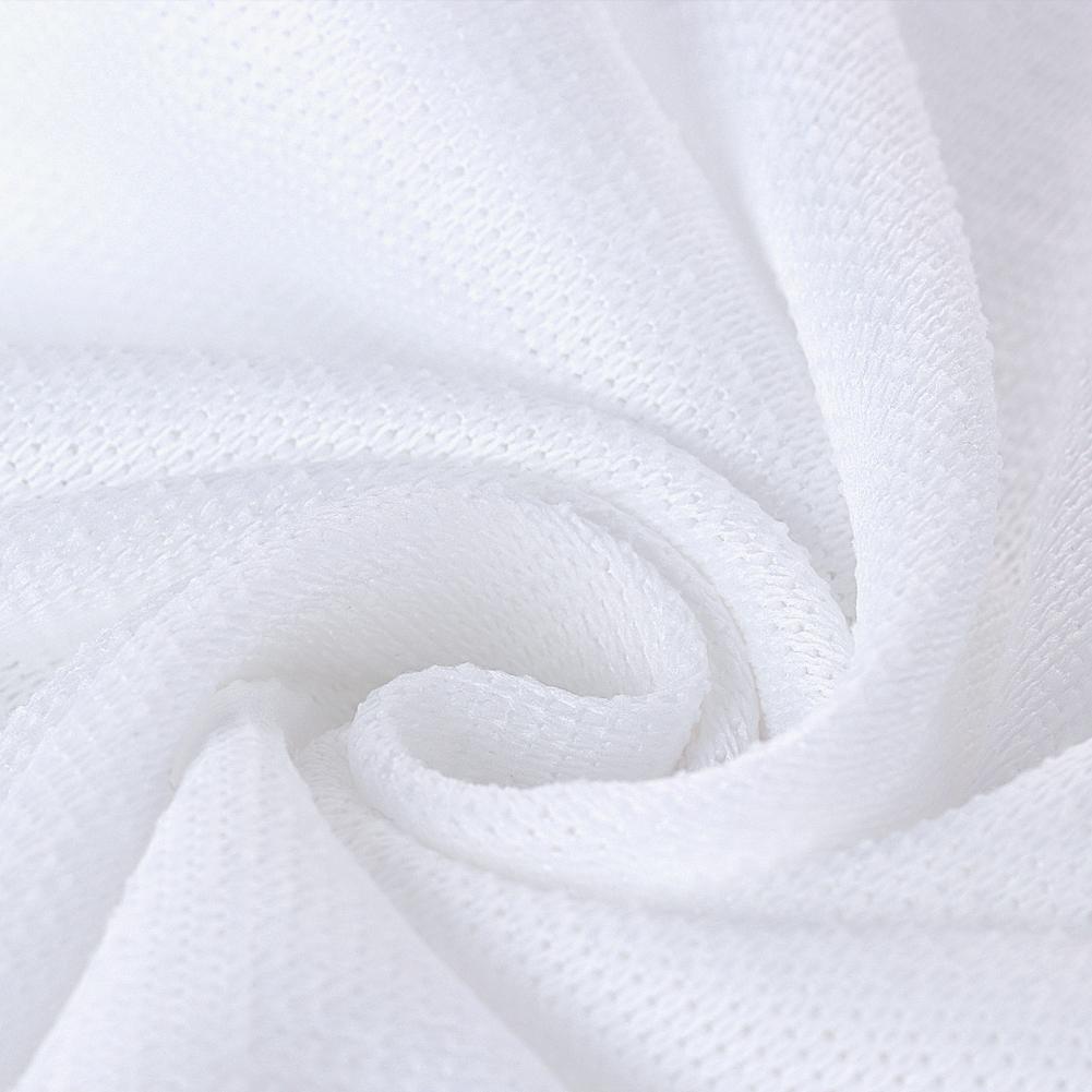 Принадлежности для ванной комнаты отеля, белые полотенца