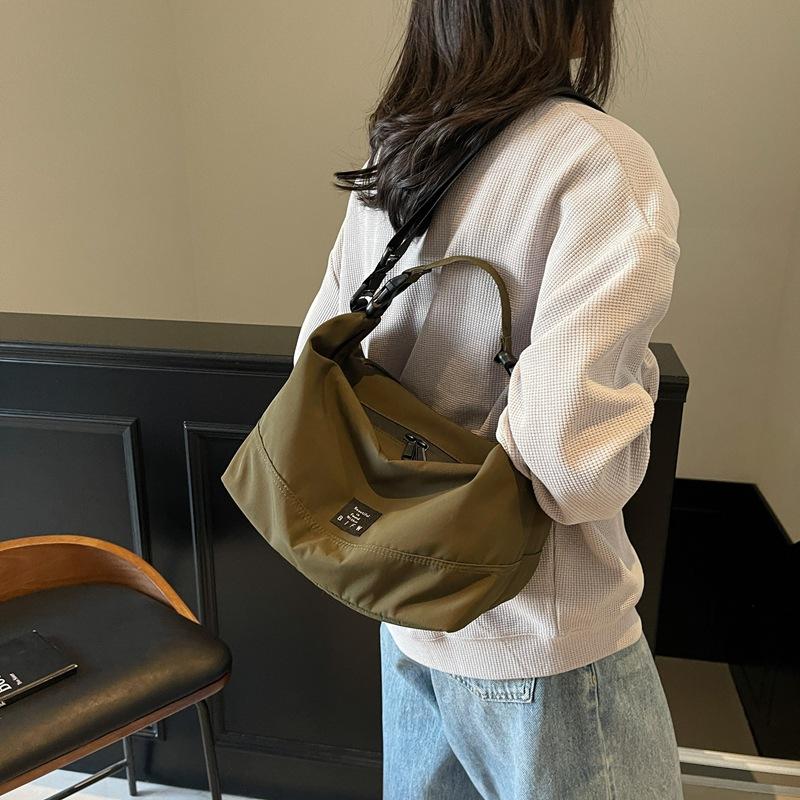 Новая женская сумка через плечо модная личность повседневная 2025 летняя сумка тренд нишевый дизайн сумка-тоут сумка-мессенджер