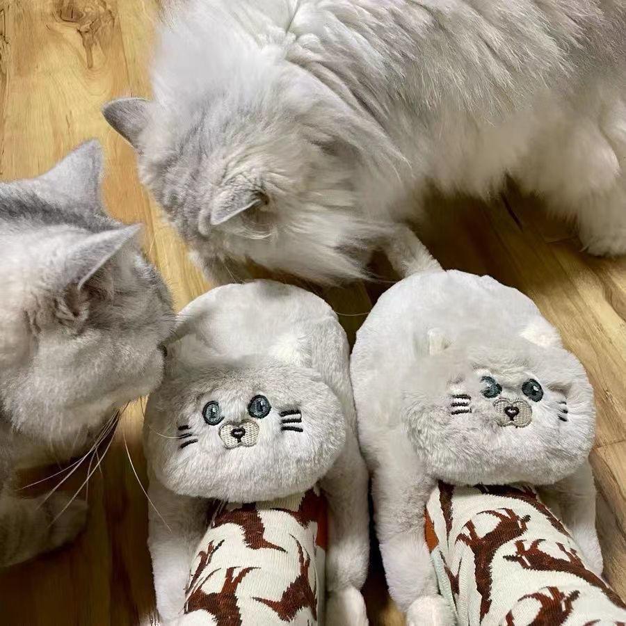 Fashion Slippers Cuddly Hug Cat Women Men Winter Home Slides Floor Shoes Furry Slippers Girl White Mules Funny Cute Gift Slippers