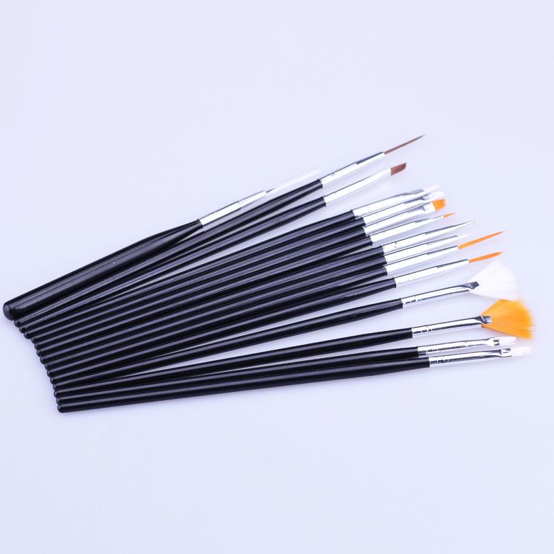 Набор разнообразных кистей для рисования в количестве 15 шт