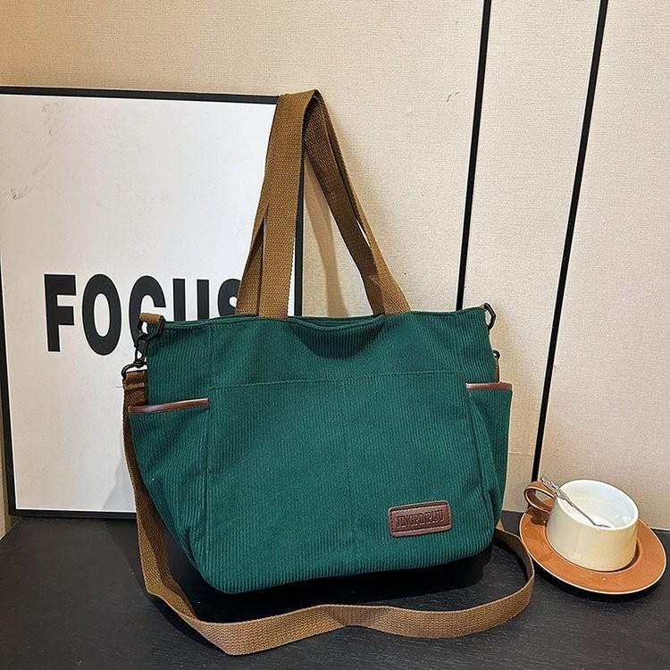 Просторная холщовая сумка через плечо для женщин в стильном минималистичном городском дизайне, идеально подходящая для повседневных путешествий