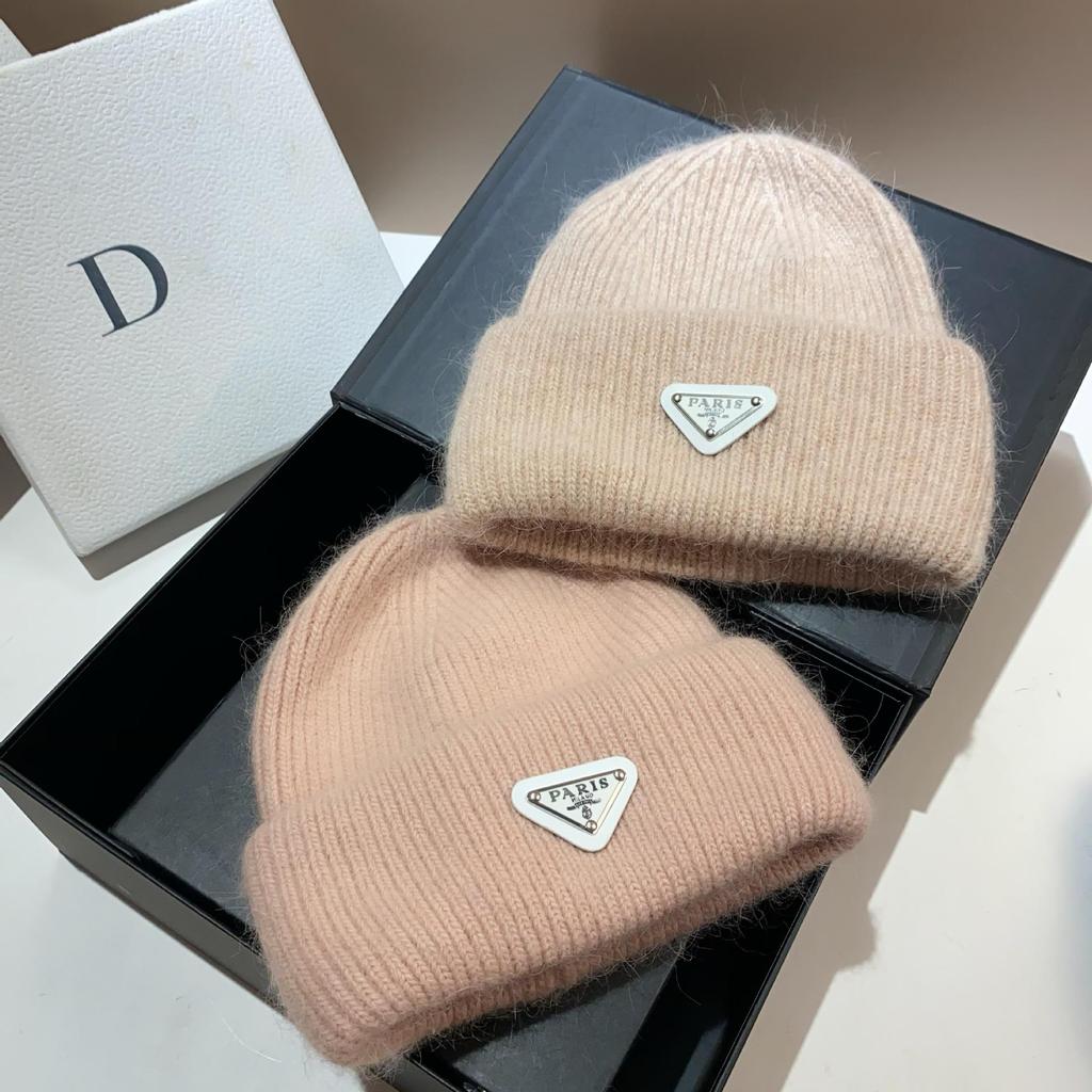 Зимняя шапка с защитой ушей французской вязки с мехом кролика - теплая, стильная, дизайн перевернутый треугольник, шерсть с двойным подгибом