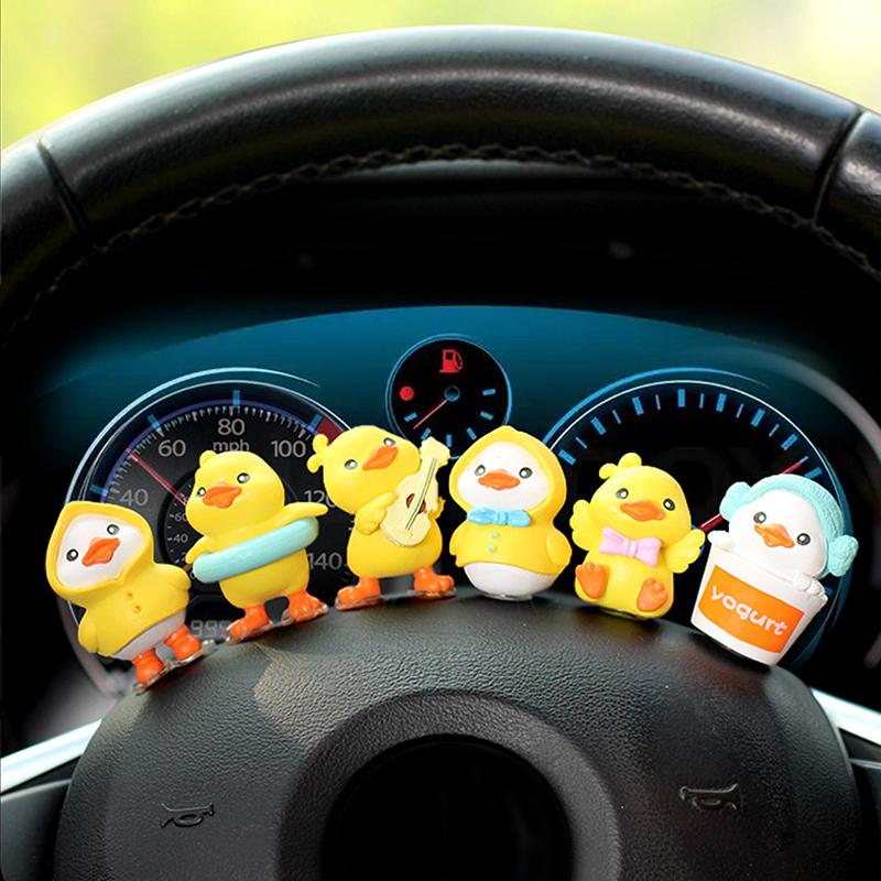 Мультяшная маленькая желтая утка, модель автомобиля, украшение центральной консоли, милые украшения для автомобиля, аксессуары для украшения приборной панели салона автомобиля