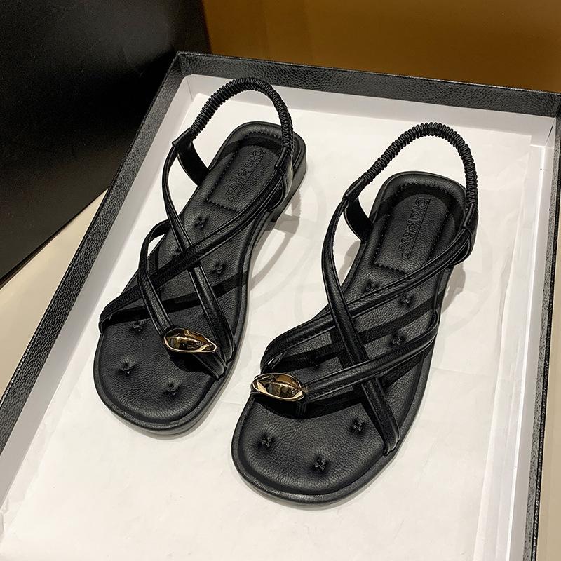 Женские сандалии 2025 лето новые универсальные нескользящие для улицы модные на плоской подошве с мягкой подошвой изысканные крутые шлепанцы