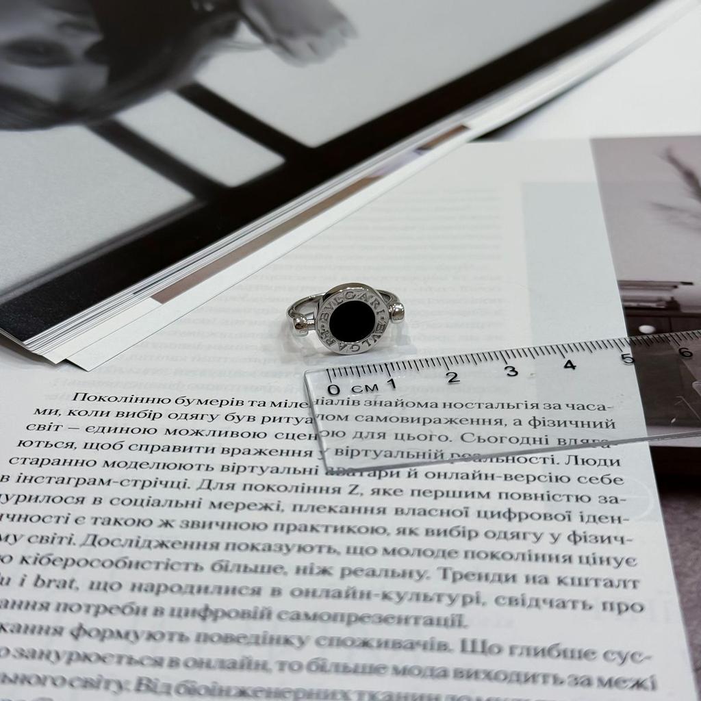 Серебряное кольцо с натуральным ониксом, вес изделия 4,49 гр (2175544)