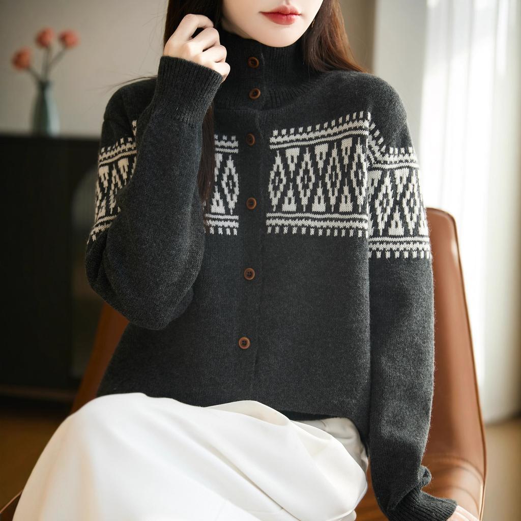 Блузка с цветами сливы, с высоким воротником и объемным узором, мягкая и уютная, подходит для ношения осенью и зимой в качестве верхней одежды.