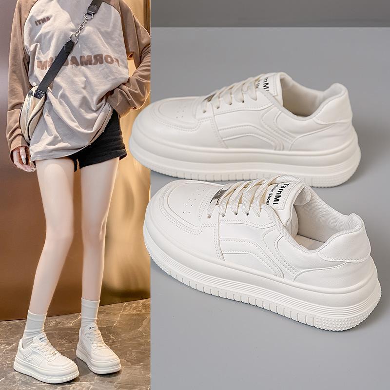 Универсальные белые туфли на толстой подошве, женские, новые летние 2024 года, дышащие женские туфли с юбками, популярная обувь, увеличивающие рост туфли для досок