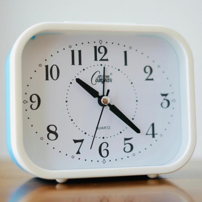 Бесшумный будильник для пожилых людей с использованием ночников для крупных символов для студентов настольные часы для простой спальни прикроватные часы