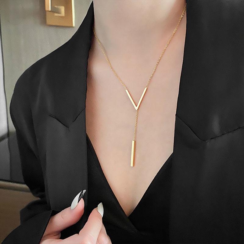 V-образная подвеска с личностным дизайном, титановая сталь, ожерелье для женщин - Лето 2024, легкая роскошь, цепочка на ключицу с уникальным дизайном