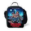 Изолированная сумка-ланчбокс Stranger Things для детей и студентов с регулируемым ремнем. Идеально подходит для пикников и приключений на природе.