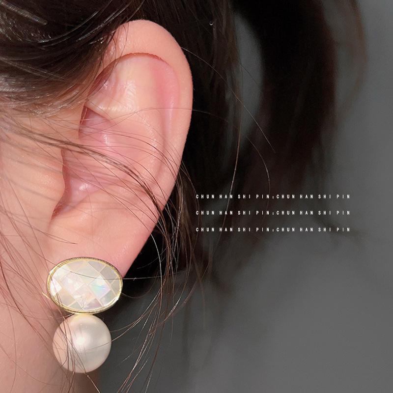 Rhombus shell pearl earrings for women without earholes, light luxury temperament, mosquito coil disc earclips, small fragrant retro earrings,