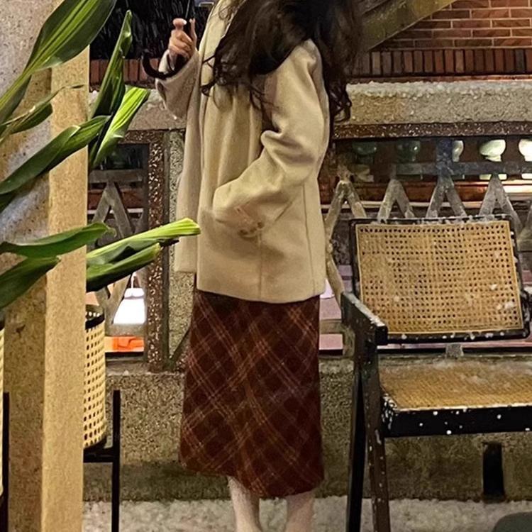 Women's Red Plaid Woolen Skirt - Slim-Fit, Hip-Hugging, Mid-Length, Slit Design for Pear-Shaped and Plus-Size Figures.