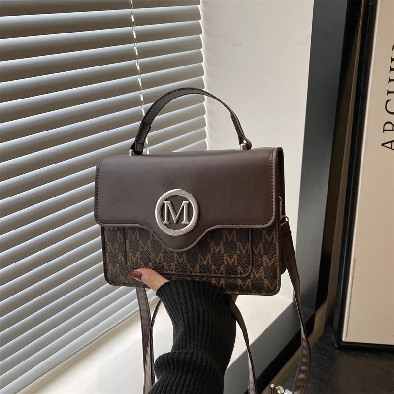 Сумка с принтом букв на плечо Женская маленькая сумка с клапаном для повседневного использования