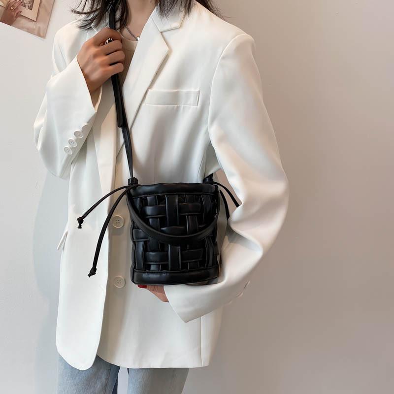 2025 Летняя новая сумка женская текстура иностранная сумка-ведро для воды тканая модная сумка через плечо женская сумка