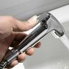 Управляемый триггером туалетный душ-спрей с регулируемым потоком воды для очистки