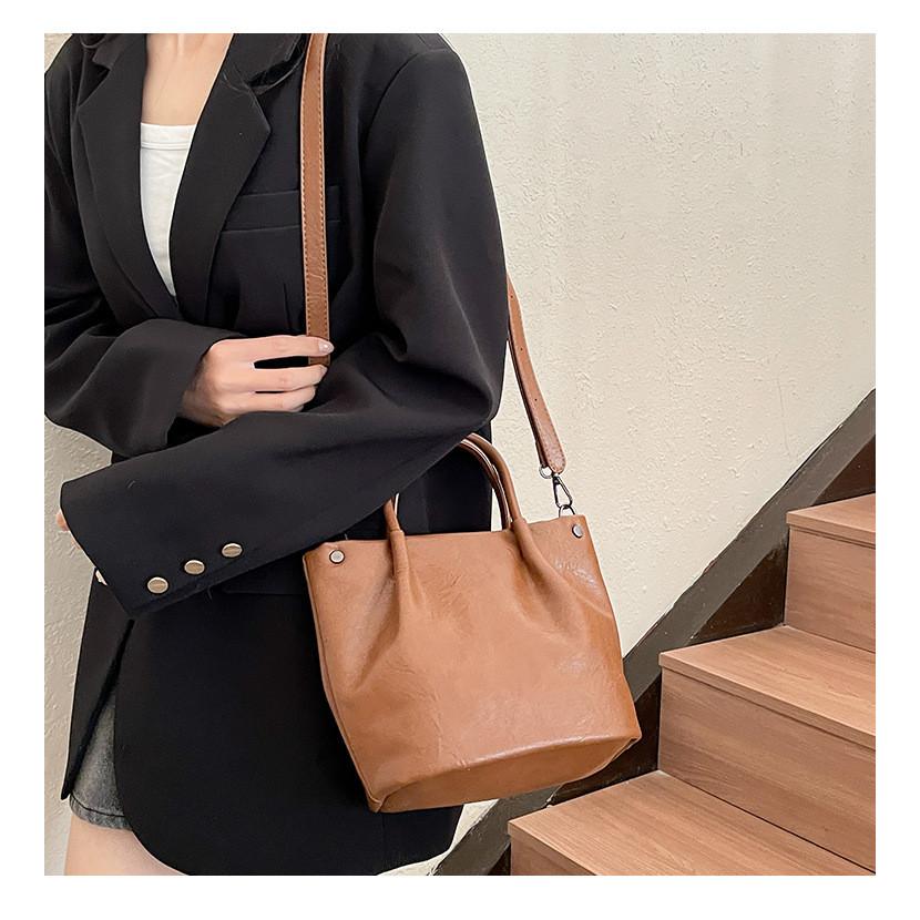IELGY Retro Oil Wax Leather Simple Mori Style Shoulder Messenger Bag