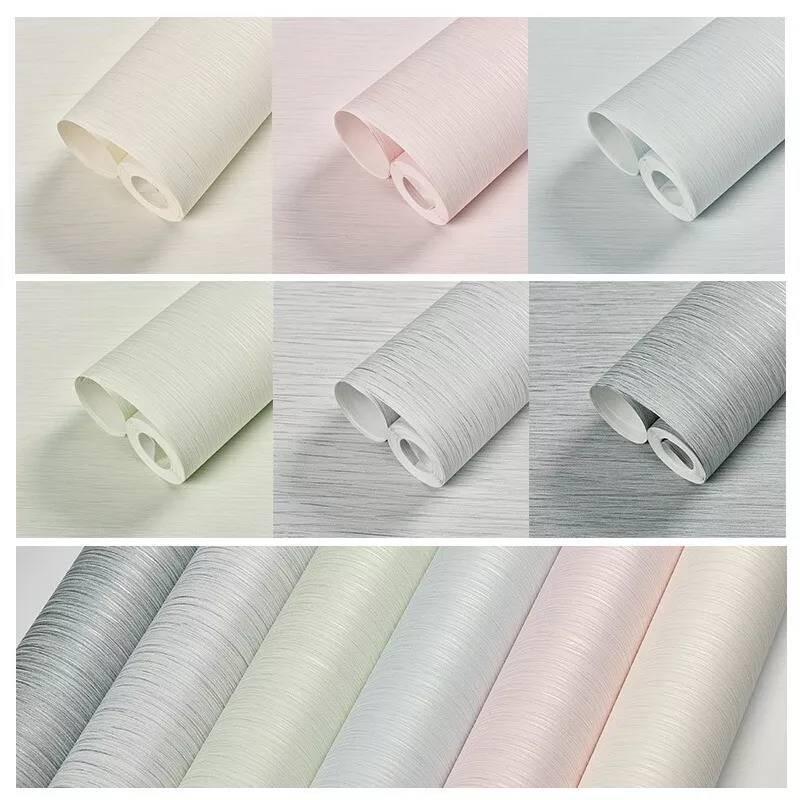 Стильные современные обои в вертикальную полоску бежевого, светло-зеленого и мягкого серого цветов, идеально подходящие для современного домашнего декора в гостиных и спальнях.