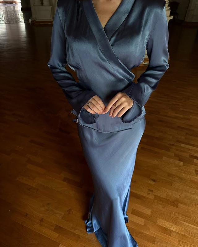 2024 Элегантный атласный топ с V-образным вырезом и длинными рукавами и юбка А-силуэта длиной до середины икры