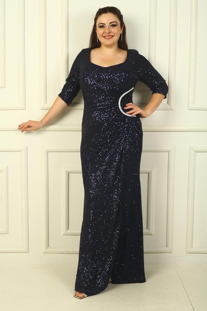 Длинное платье больших размеров с рукавами три четверти, драпировкой спереди и блестками