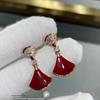 Серьги-веера из 18-каратного розового золота с бриллиантами, перламутром и красным агатом